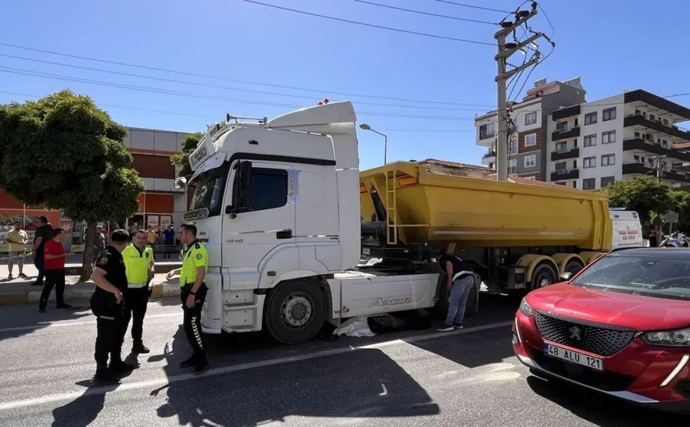 Muğla'da feci kaza: Tırın altında kalarak can verdi!