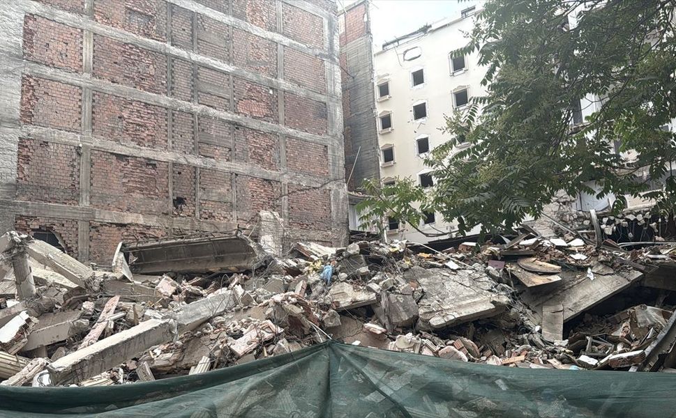 Afyonkarahisar'da otel yıkımında bina tamamen çöktü: İş yerleri zarar gördü!