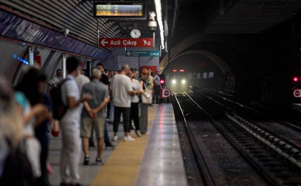 İzmir'de metroda kablo hırsızlığı: Seferler aksadı!