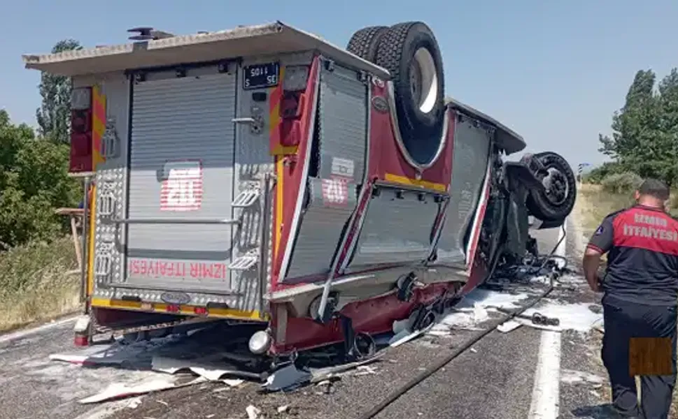 İzmir Bergama’da kazaya giden itfaiye aracı devrildi: 2 yaralı yaralı var!