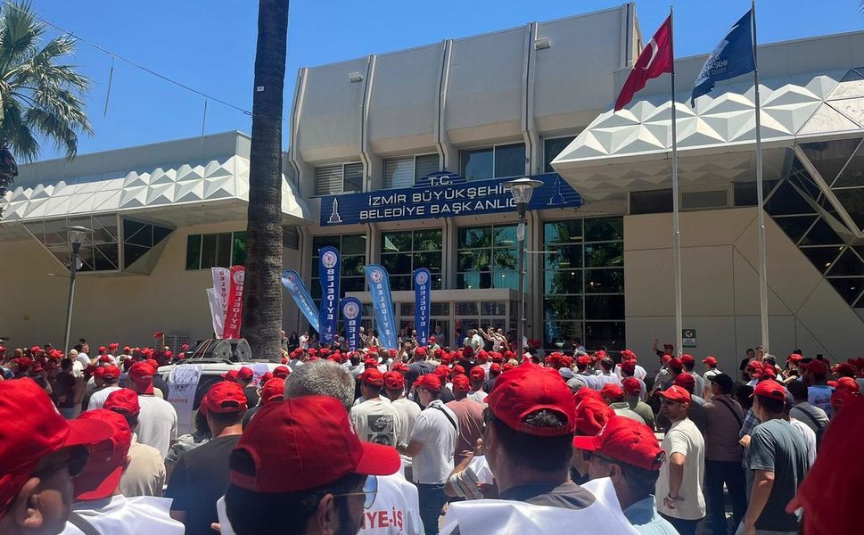 İzmir Büyükşehir’de TİS krizi: İşçiler sokağa indi!
