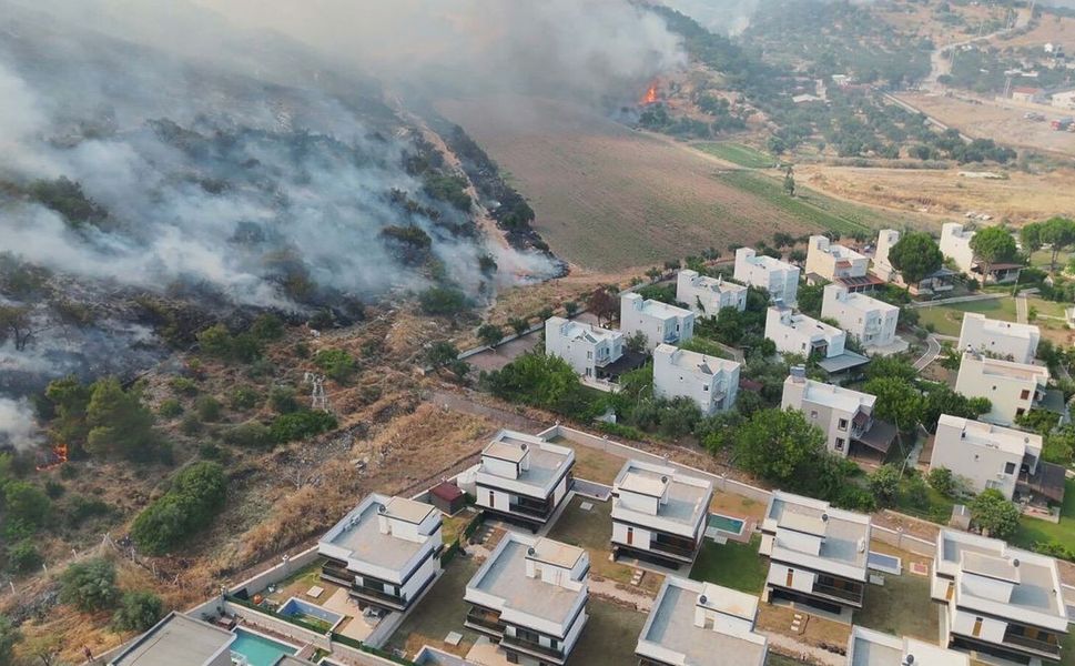 İzmir Dikili'de orman yangını: Alevler sitelere ulaştı!