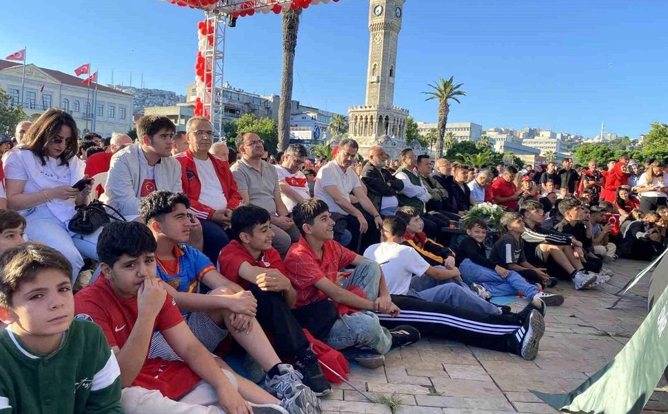 İzmir'de Dünya Kupası coşkusu: Vatandaşlar tek yürek izledi!