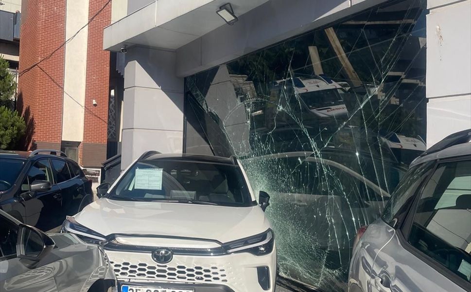 İzmir Bornova'da kaza: Tırın çarptığı otomobil galeriye girdi!