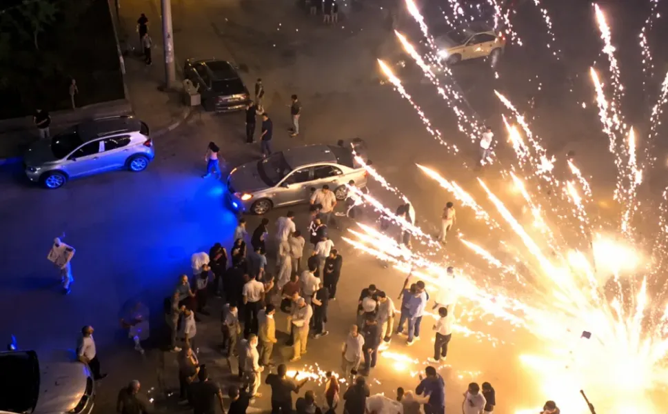 İzmir'de nişan kutlaması kabusa döndü: Havai fişekler insanların üzerine patladı!