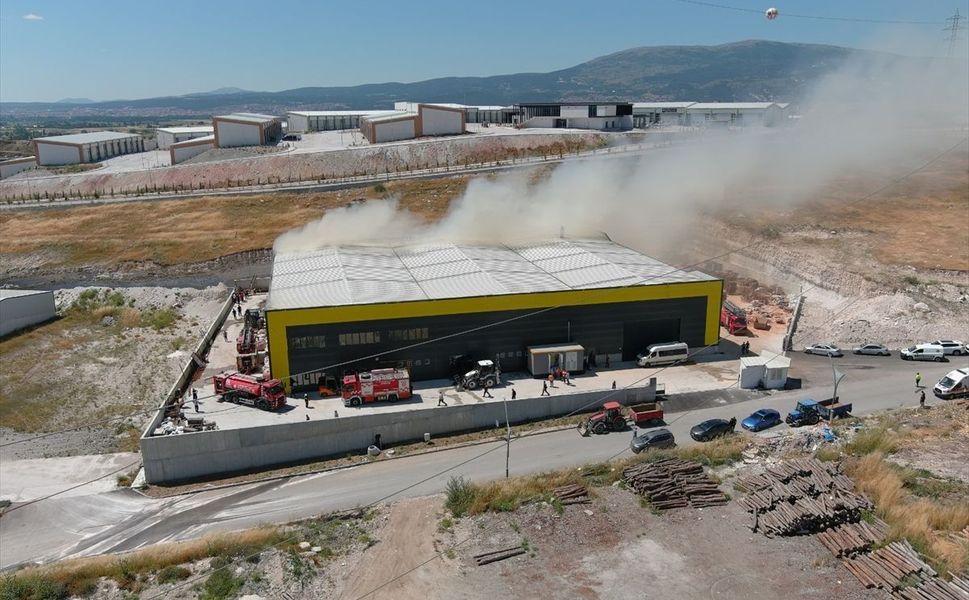 Kütahya’da fabrikada yangın çıktı: Alevler 2 saatte kontrol altına alındı!