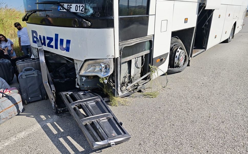 Kütahya'da korkutan kaza: Yolcu otobüsüyle elektrikli bisiklet çarpıştı!