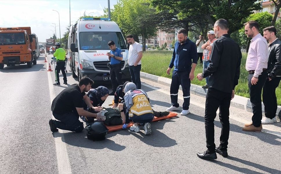 Kütahya'da motosikletle otomobil çarpıştı: Yaralılar var!