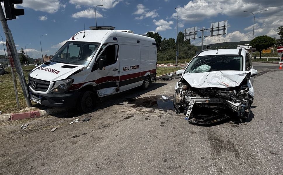 Kütahya'da ambulansla hafif ticari araç çarpıştı: Çok sayıda yaralı var!