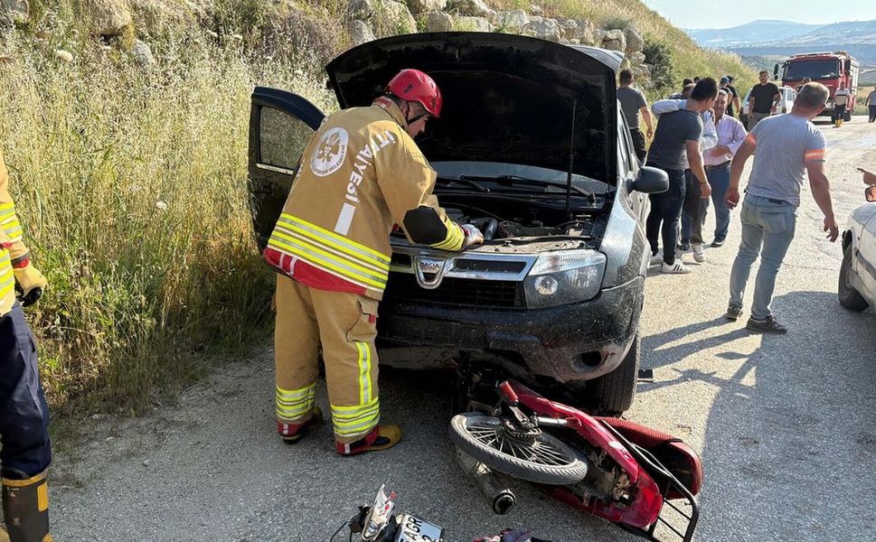 Manisa'da otomobille motosiklet çarpıştı: 18 yaşındaki genç ağır yaralı!