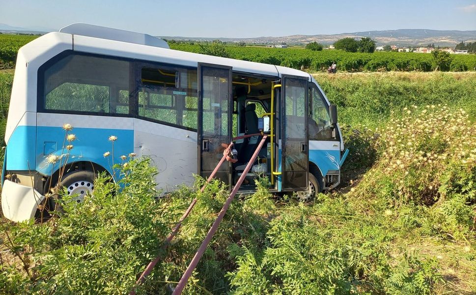 Manisa'da halk minibüsü kaza yaptı: 1'i ağır 6 yaralı var!