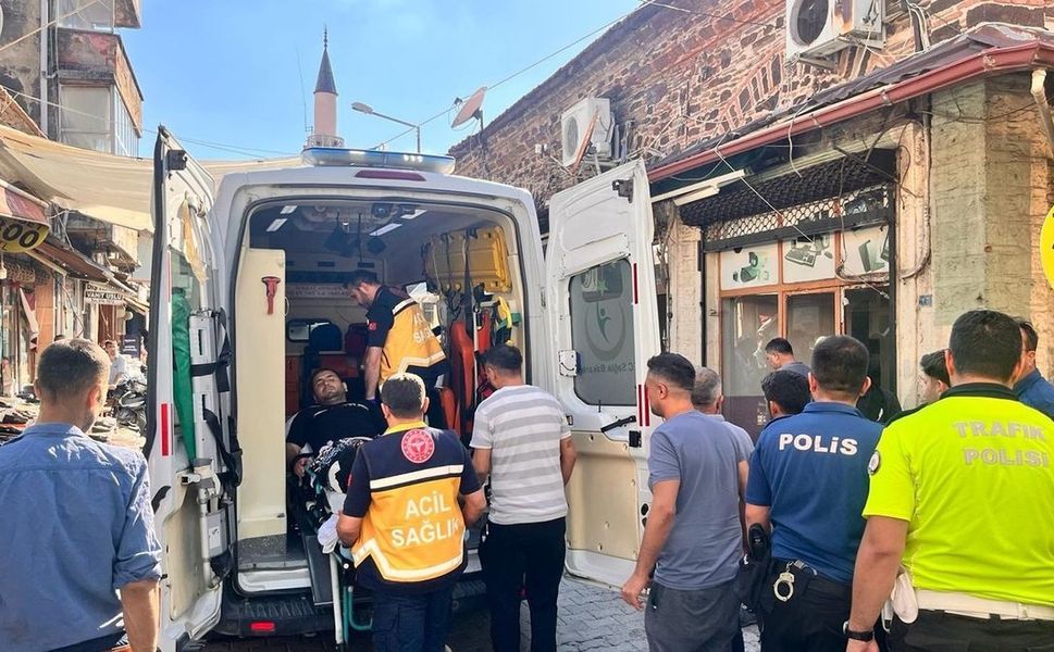 Manisa'da kahvehane önünde pompalı tüfekle saldırı: Yaralılar var!