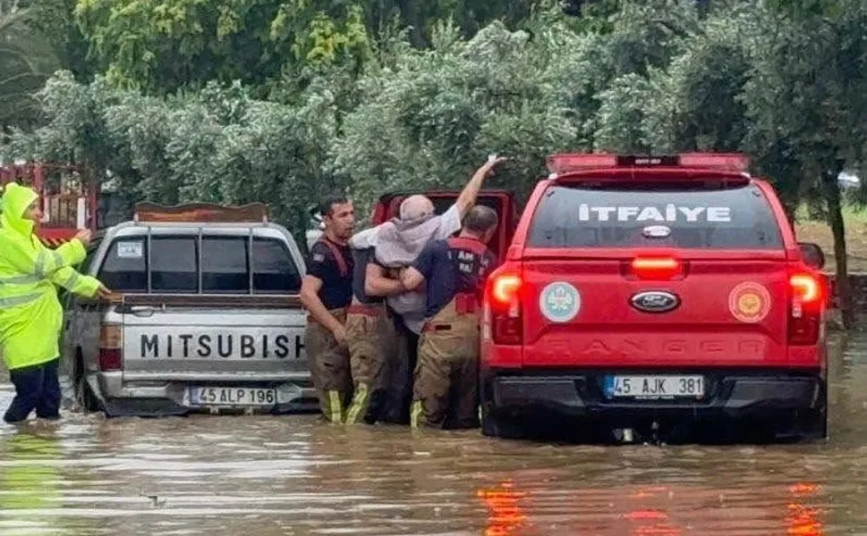Manisa Salihli'de sel: Evleri su bastı, ağaçlar devrildi, sokaklar göle döndü!