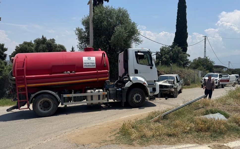 İzmir Ödemiş'te kaza: Vidanjörle otomobil çarpıştı!