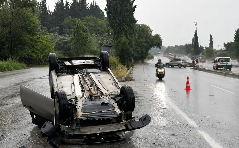 Aydın'da Kuşadası yolunda kaza: Otomobil takla attı!