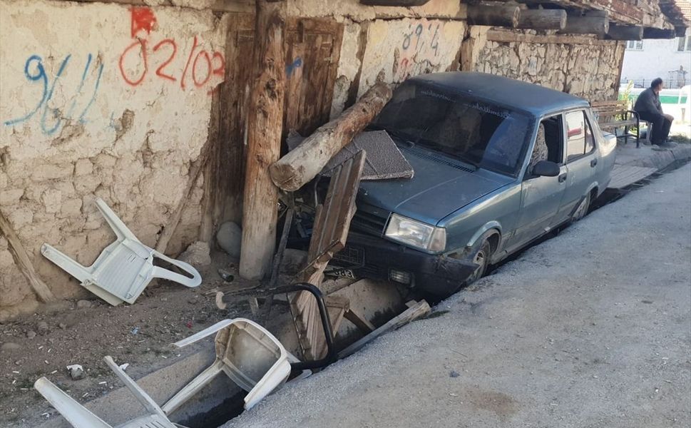Uşak'ta korkutan kaza: Otomobil bankta oturanlara çarptı!
