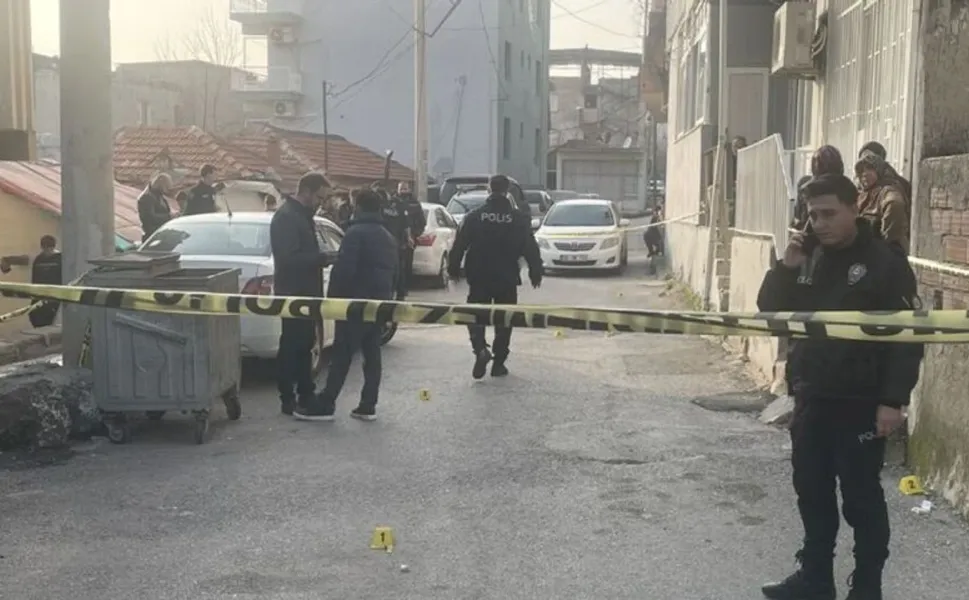 İzmir'de iki grup arasında silahlı kavga: Yaralılar var!