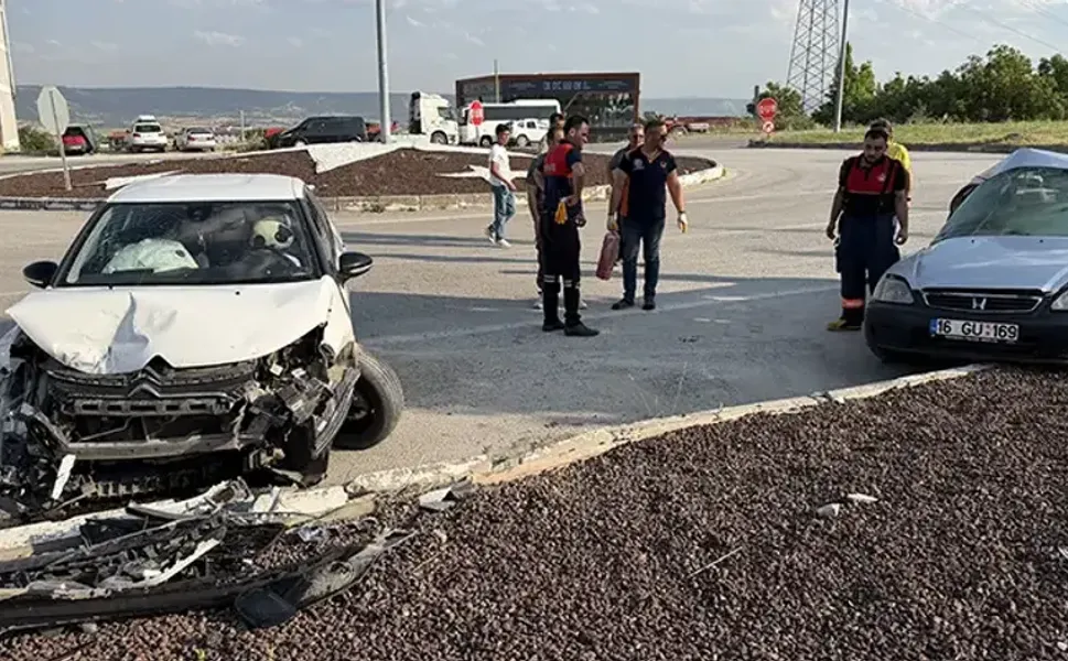 Kütahya'da iki otomobil çarpıştı: Yaralılar var!