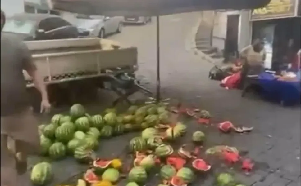 Aydın'da pazarda yol çalışması: Sürücü karpuzları ezdi!
