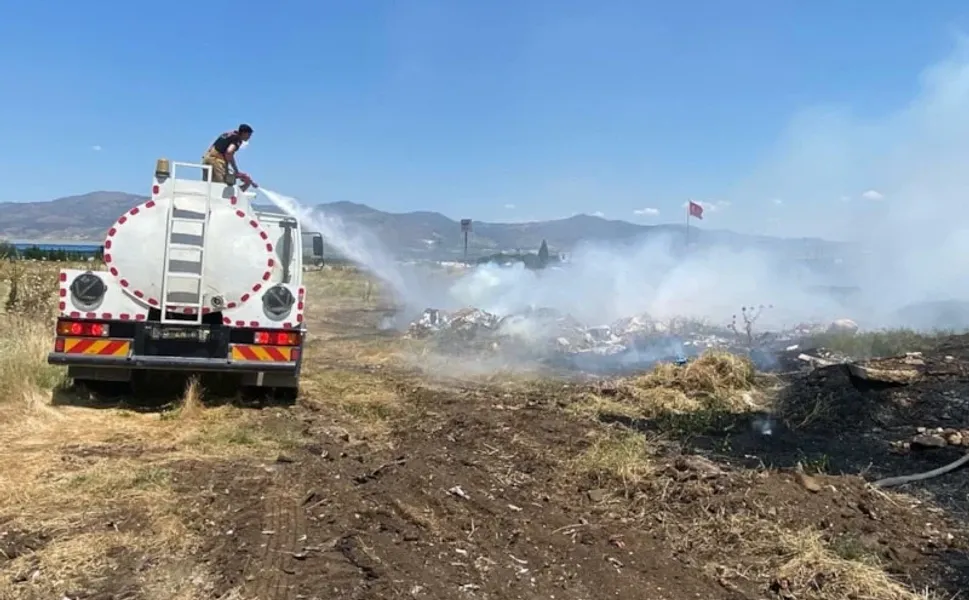 Manisa'da korkutan yangın: Akaryakıt istasyonunu tehdit etti!