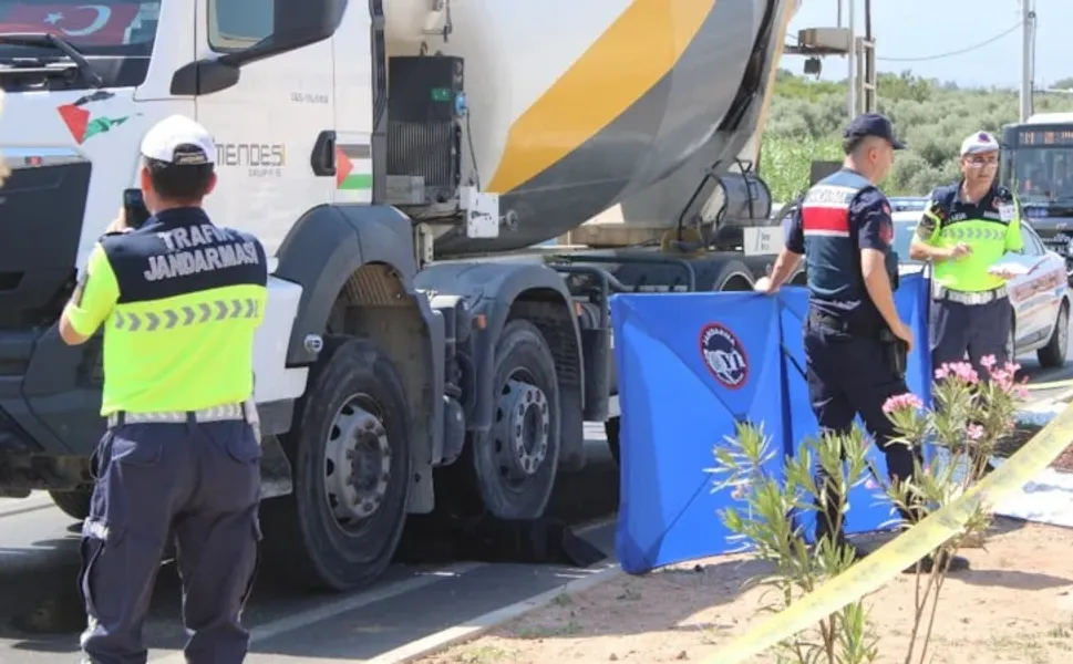 Aydın'da feci kaza: Yolun karşısına geçerken beton mikserinin altında kaldı!