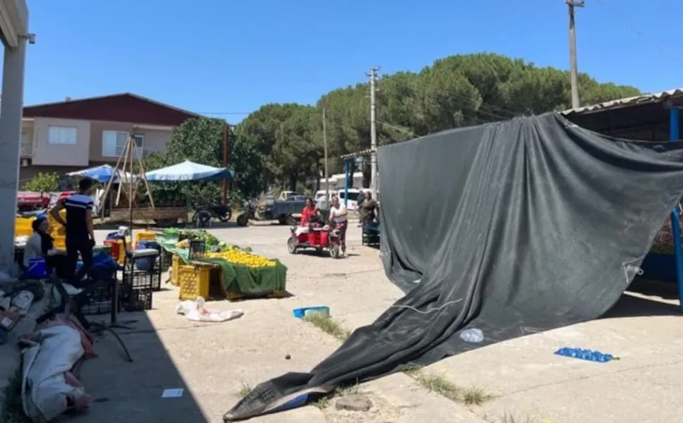 İzmir Bayındır'da semt pazarını fırtına vurdu: Tezgahlar devrildi!