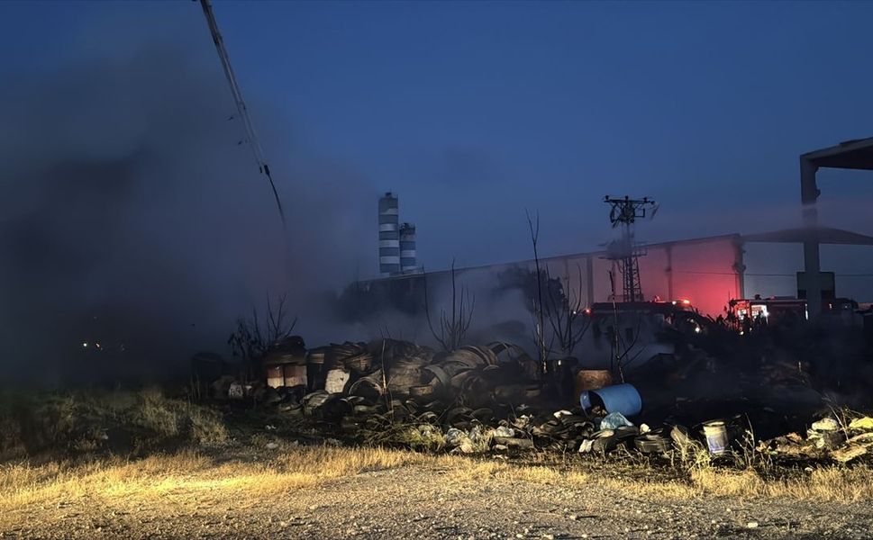 Afyonkarahisar'da fabrikada korkutan yangın: Çok sayıda ekip sevk edildi!