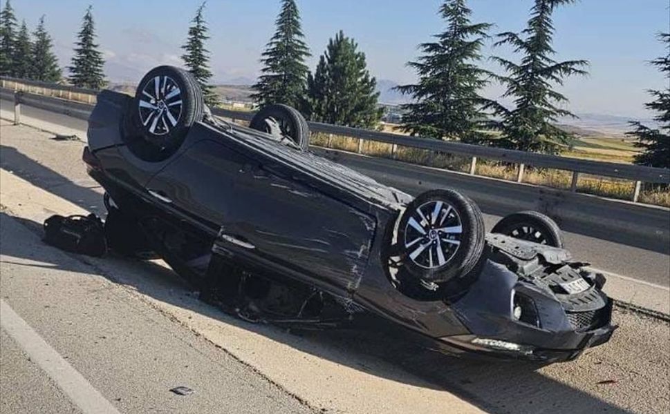 Afyonkarahisar'da otomobil refüje devrildi: 5'i çocuk 8 yaralı!