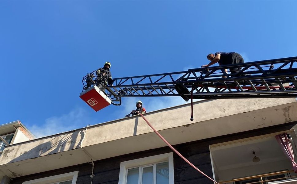 Aydın'da apartmanda korkutan yangın: 2 kişi hastaneye kaldırıldı!