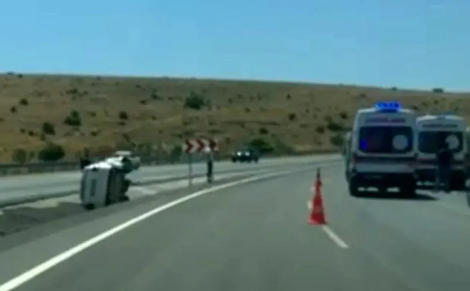 Afyonkarahisar'da otomobil refüje devrildi: Yaralılar var!