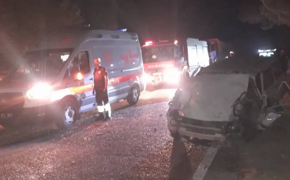 Manisa’da feci kaza: Otomobille traktör çarpıştı!