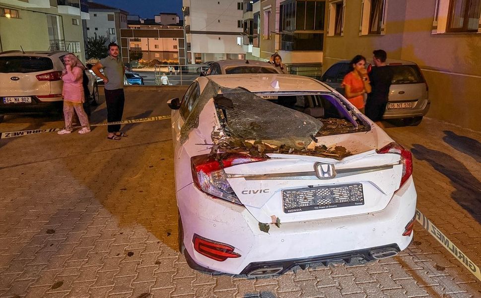 Uşak’ta otomobil yayalara çarptı: 1’ ağır 3 yaralı var!