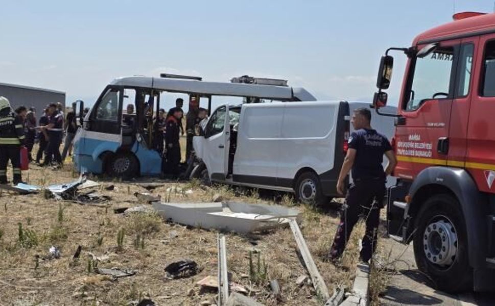 Manisa’da midibüsle panelvan çarpıştı: 1 kişi hayatını kaybetti, 10 yaralı var!