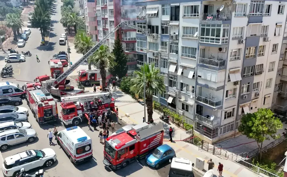 İzmir Karabağlar'da 7 katlı apartmanda yangın: 2 kişi hastaneye kaldırıldı!