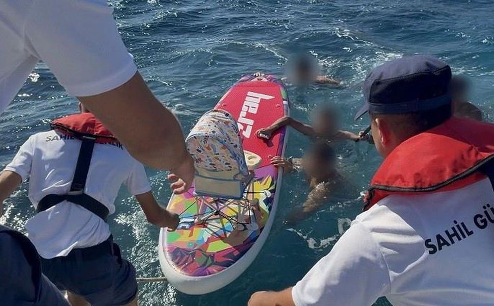 İzmir'de kürek sörfü yaparken denizde sürüklendiler: 1'i bebek 5 kişi kurtarıldı!