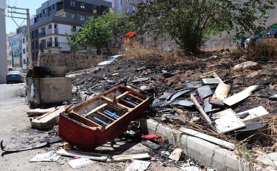 İzmir'de korkutan yangın: Alevler 2 araca sıçradı!