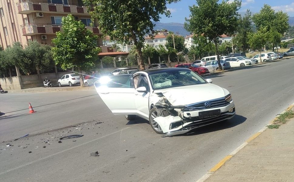 İzmir'de otomobille cip çarpıştı: Çok sayıda yaralı var!