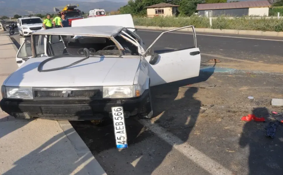 İzmir Ödemiş'te otomobil karşı şeride geçti: Aynı aileden 5 kişi yaralandı!