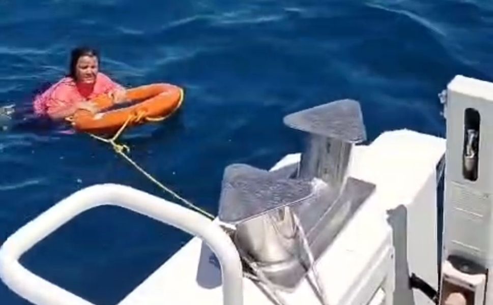 Aydın Kuşadası'nda denize giren kadın akıntıya kapıldı!