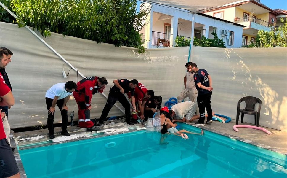Muğla'da 4 yaşındaki çocuk havuzda sıkıştı: Ekipler zamanla yarıştı!