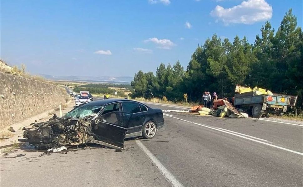 Uşak'ta traktörle otomobil çarpıştı: 4 yaralı var!