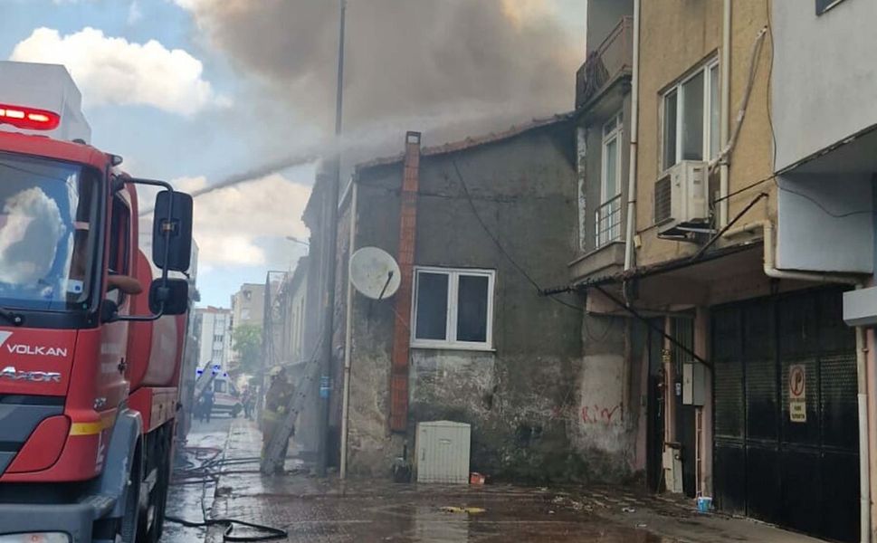 Manisa'da korkutan yangın: 3 ev küle döndü!