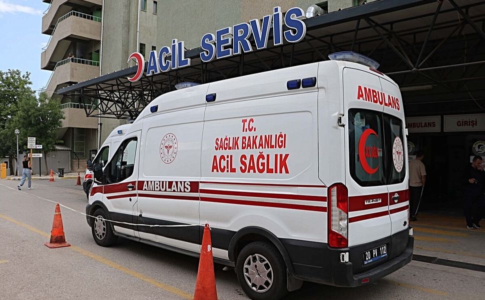 Denizli&amp;#039;de bıçaklı kavga: 15 yaşındaki çocuğun bıçakladığı kişi hayatını ka