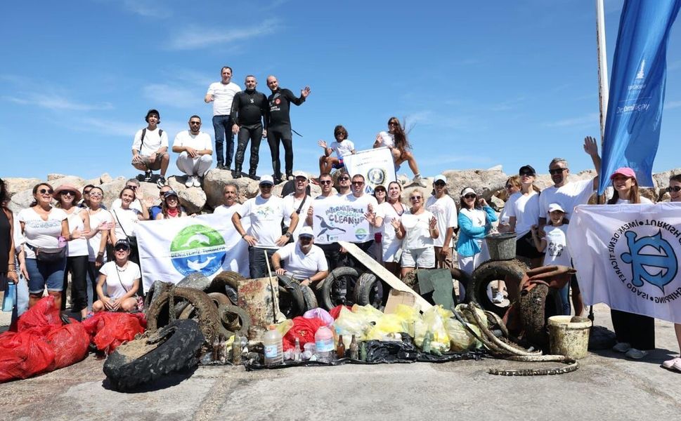 İzmir Çeşme’de denizden 1,5 ton çöp çıktı!