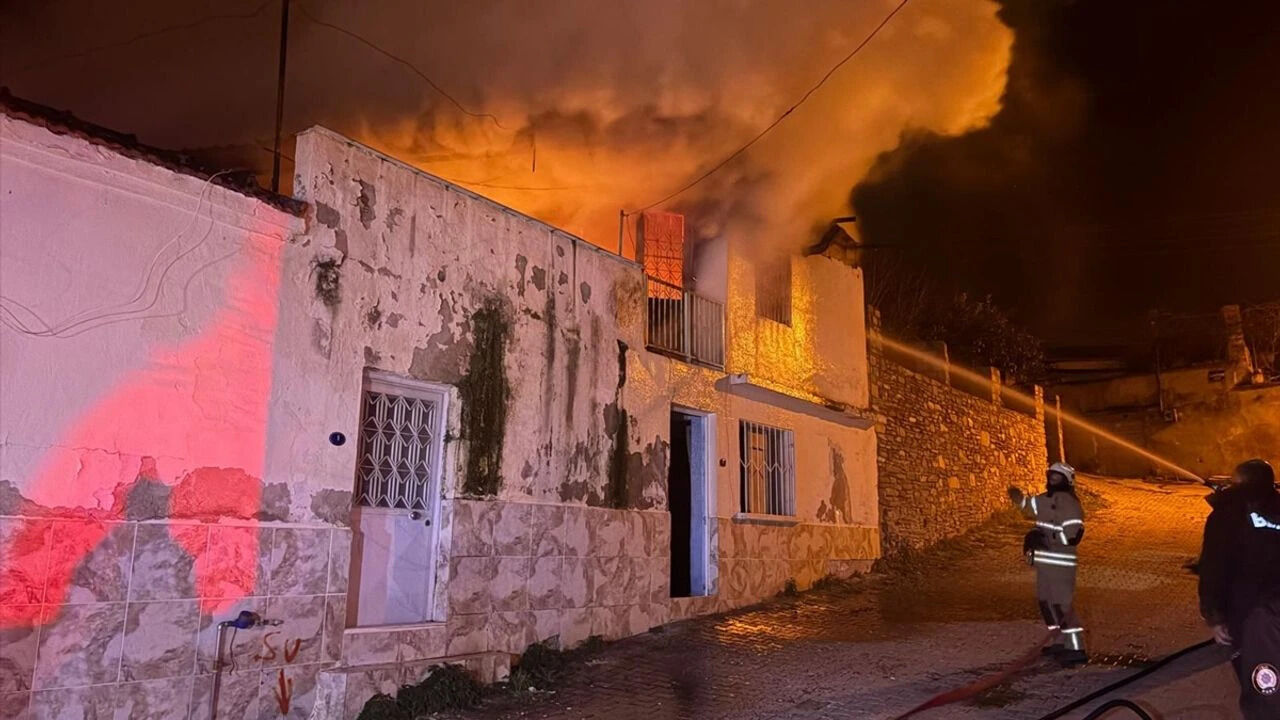 Izmirde Evde Cikan Yanginda 1 Kisi Oldu