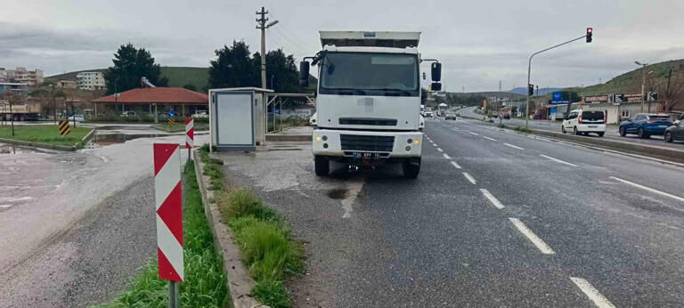 Belediye Kamyonuna Çarpan Sürücü Hayatını Kaybetti! (2)