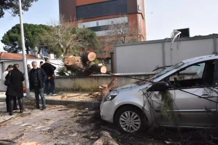 İzmir’de Fırtına Kabusu (1)