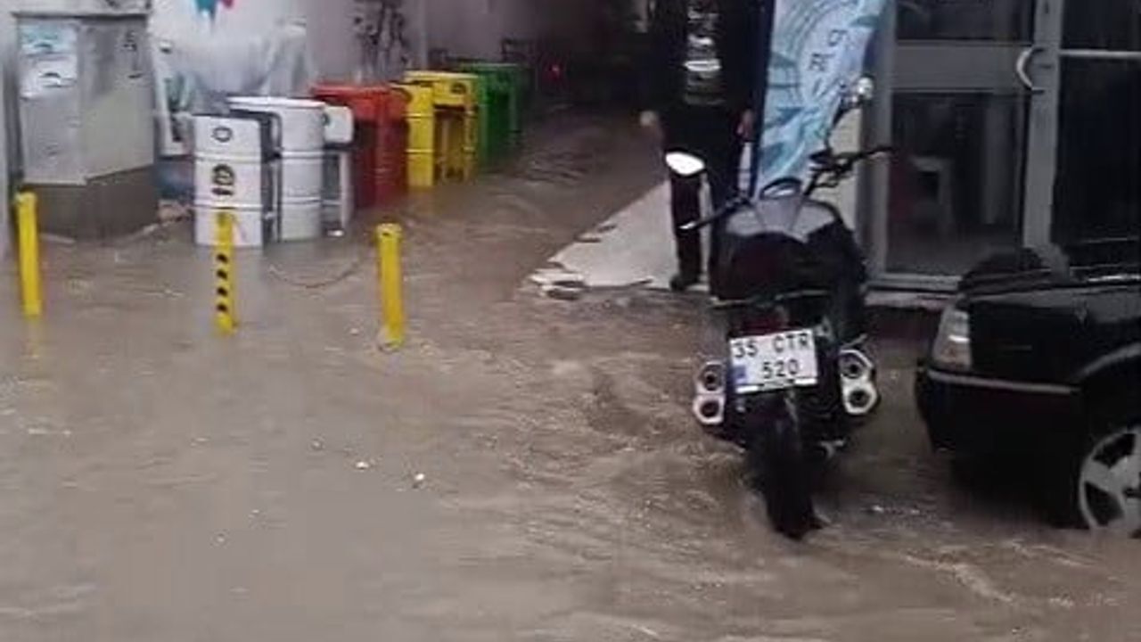 Dikili De Saganak Yağış