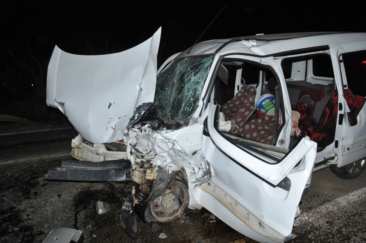 Izmir De Hafif Ticari Arac Otomobil Ve Traktor