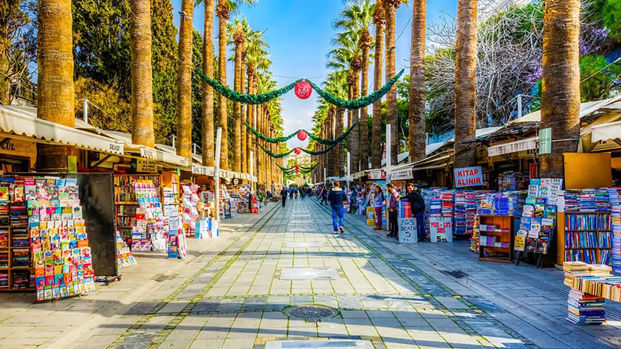 İzmir In En Meşhur Sokağı Sevgi Yolu